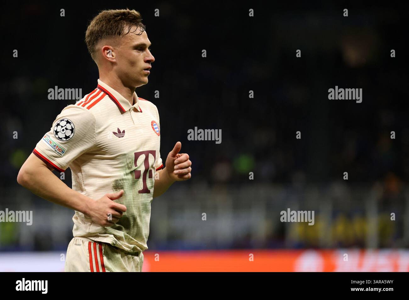 Mailand, Italien. April 2025. Joshua Kimmich vom FC Bayern München sieht sich beim Viertelfinale der UEFA Champions League 2024/25 im zweiten Legspiel zwischen dem FC Internazionale und dem FC Bayern München im Stadio Giuseppe Meazza (San Siro) am 16. April 2025 in Mailand an. Quelle: Marco Canoniero/Alamy Live News Stockfoto