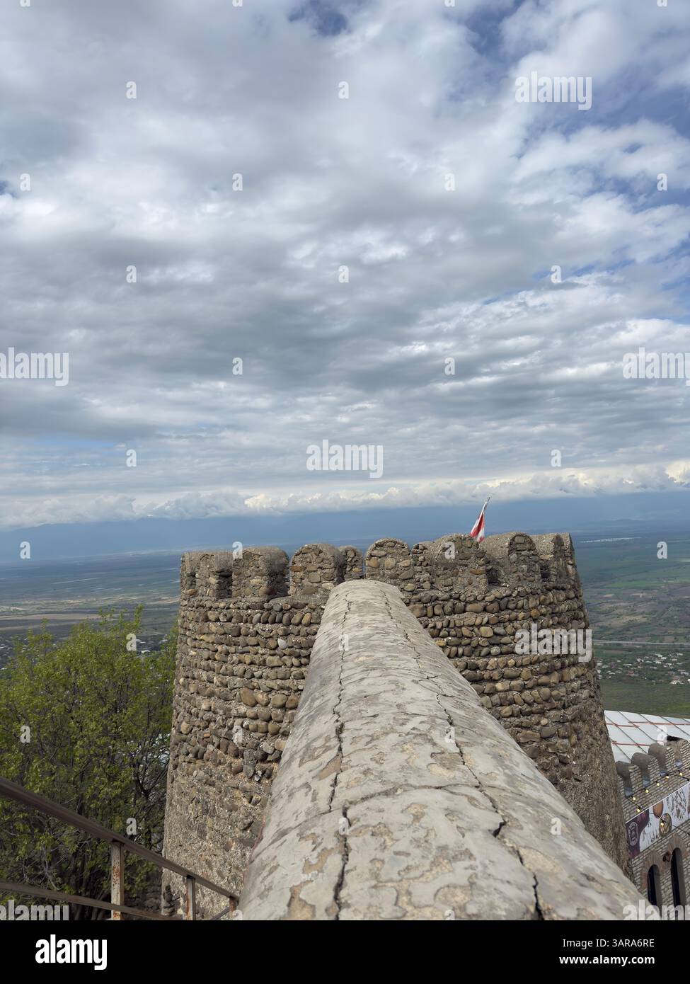 Der alte Wachturm aus Stein der alten Burg. Blick von oben auf das Alazani-Tal. Malerische Landschaft von Kakheti, Sighnaghi. Georgien - Smartphone-aufgenommenes Stockfoto