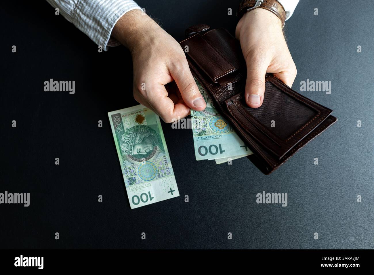 Man zählt polnische Zloty-Banknoten, abstrakt zum Thema Finanzen in Polen Stockfoto