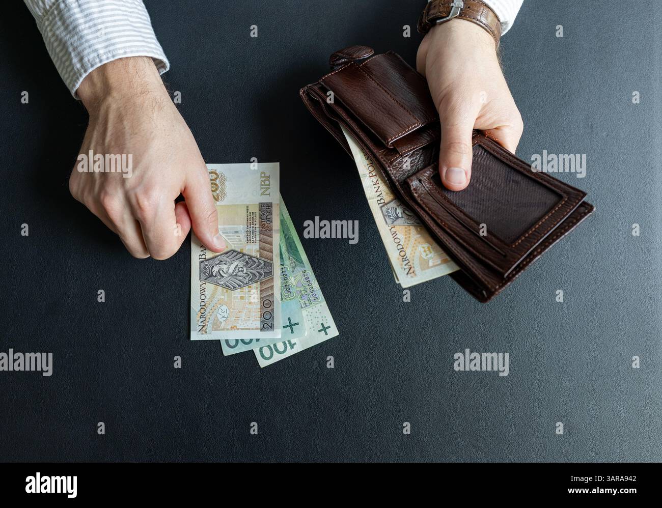 Man zählt polnische Zloty-Banknoten, abstrakt zum Thema Finanzen in Polen Stockfoto