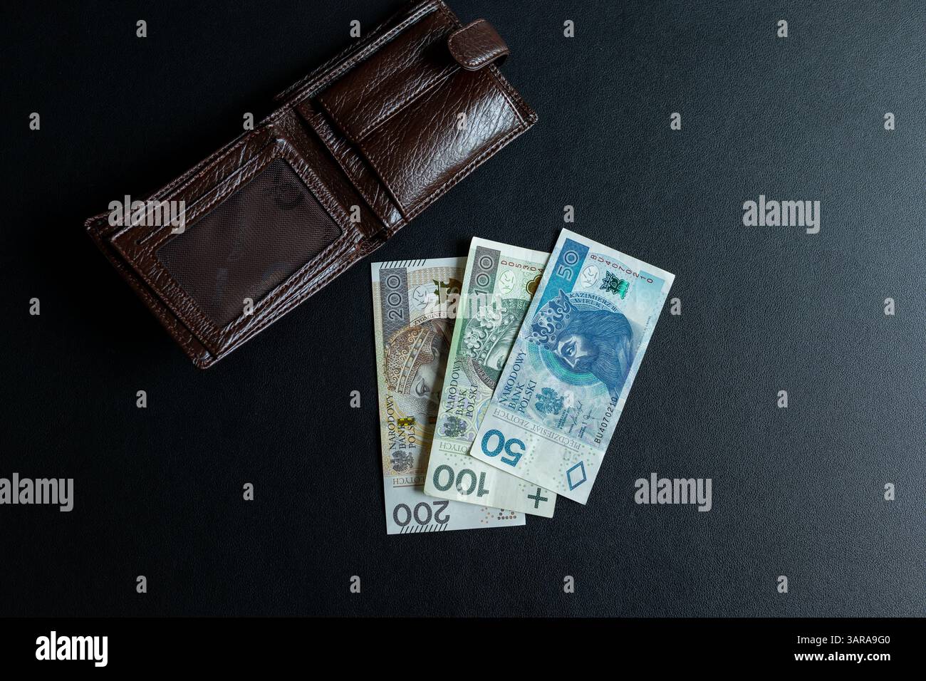 Man zählt polnische Zloty-Banknoten, abstrakt zum Thema Finanzen in Polen Stockfoto