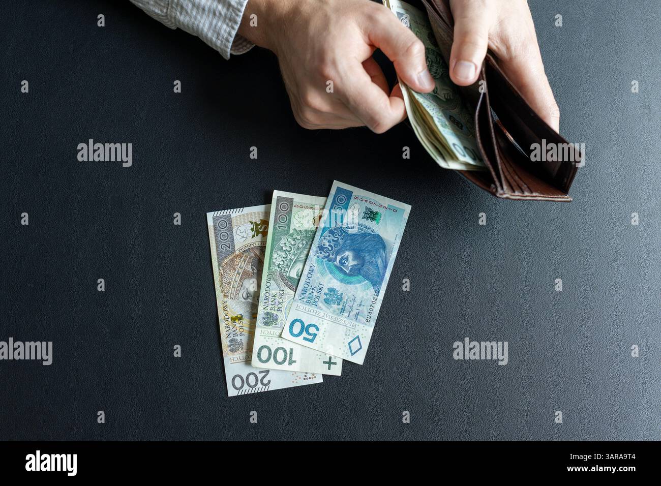 Man zählt polnische Zloty-Banknoten, abstrakt zum Thema Finanzen in Polen Stockfoto