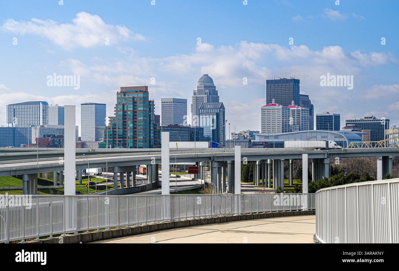 Downtown Louisville, Kentucky, USA von einer Rampe bis zu einer Wanderbrücke Stockfoto