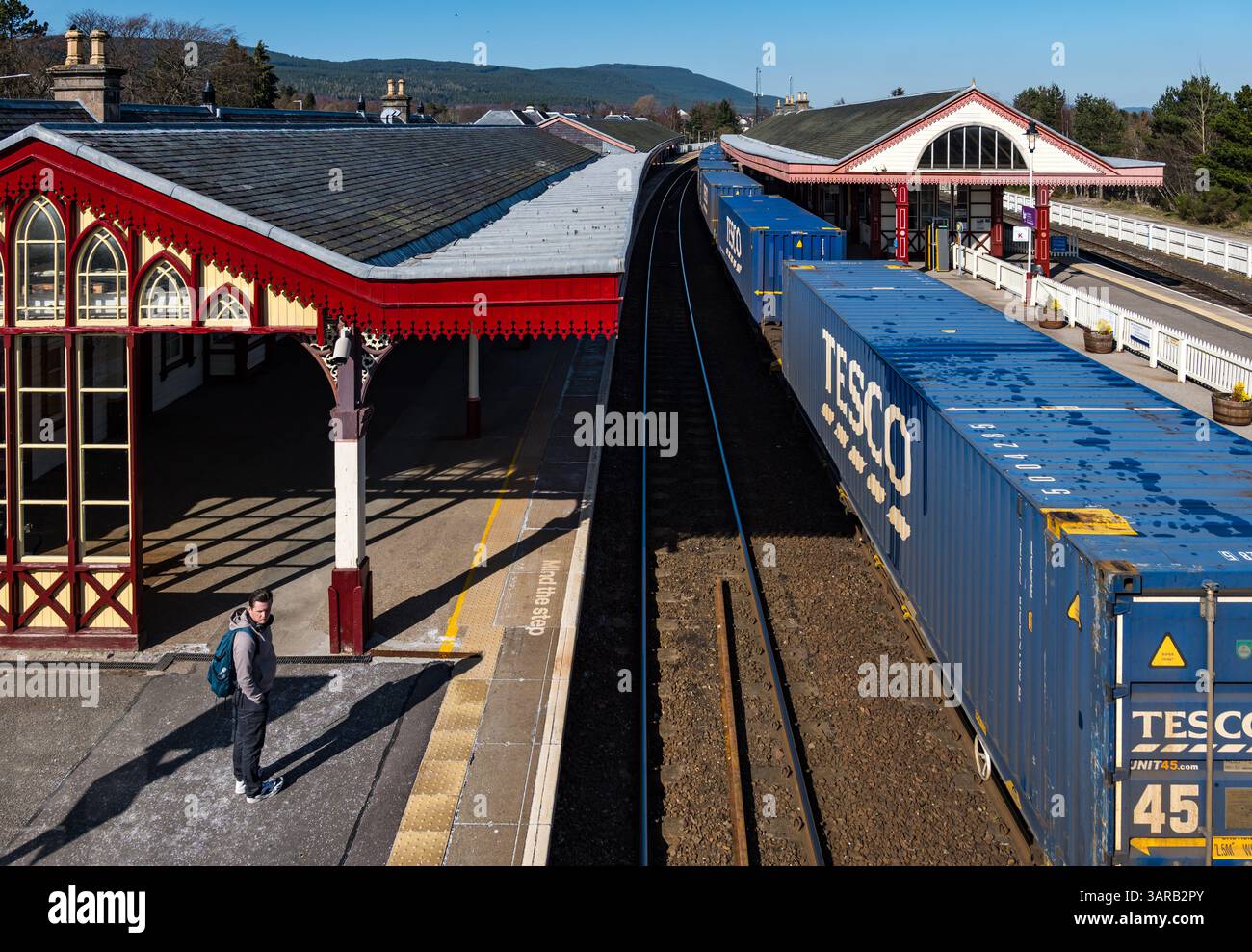 Tesco Güterzug am Bahnhof Aviemore mit Tesco Supermarkt Containern, Scottish Highlands, Schottland, Großbritannien Stockfoto
