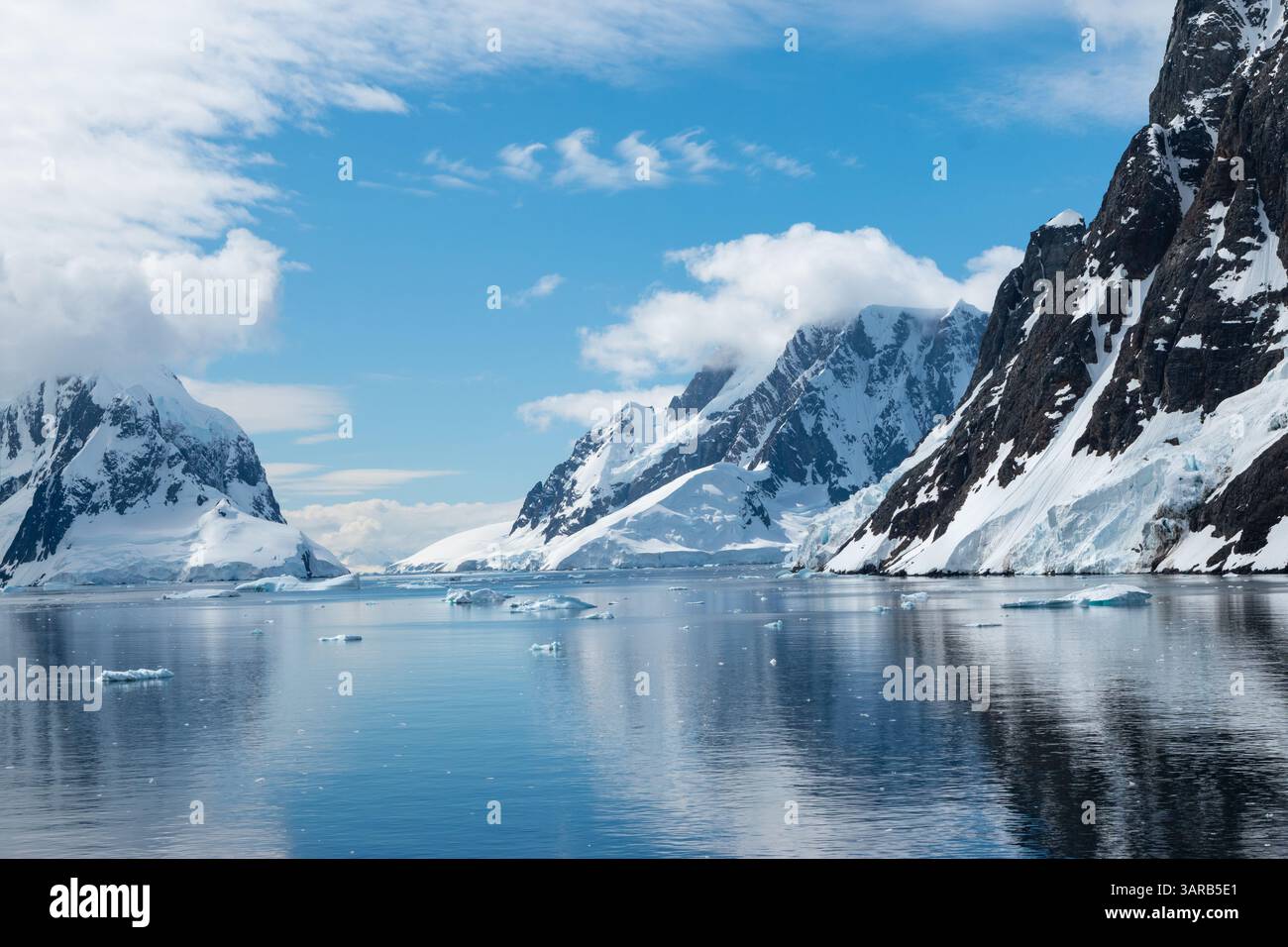 Steile Klippen in der Nähe von Lemaire Channel, Sea Passage vor der Küste der Antarktis. Stockfoto