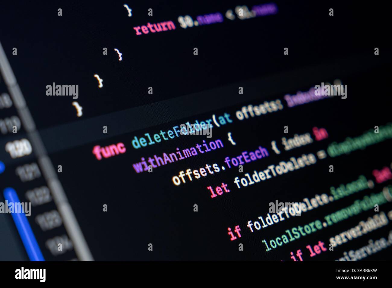 Nahaufnahme von Swift-Code auf einem dunklen Bildschirm mit einer benutzerdefinierten Funktion, die Ordner mit Animation löscht, wobei eine forEach-Schleife verwendet wird, um Offsets zu iterieren Stockfoto