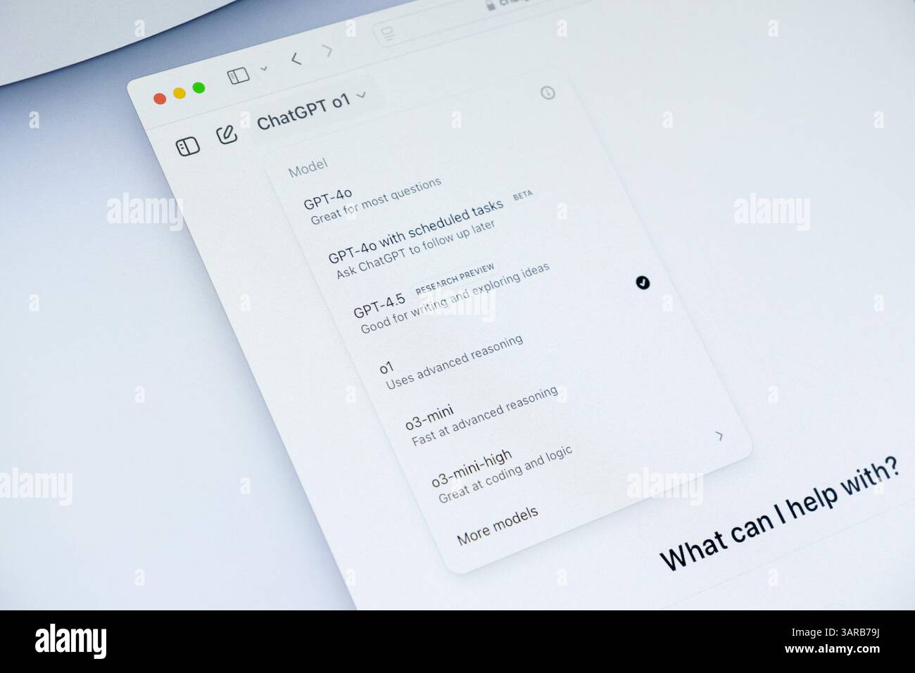 Poznan, Polen – 14. April 2025: Nahaufnahme der ChatGPT-Webschnittstelle mit Dropdown-Menü mit Modelloptionen wie GPT-4,0, GPT-4,5 und Mini-Versionen f Stockfoto