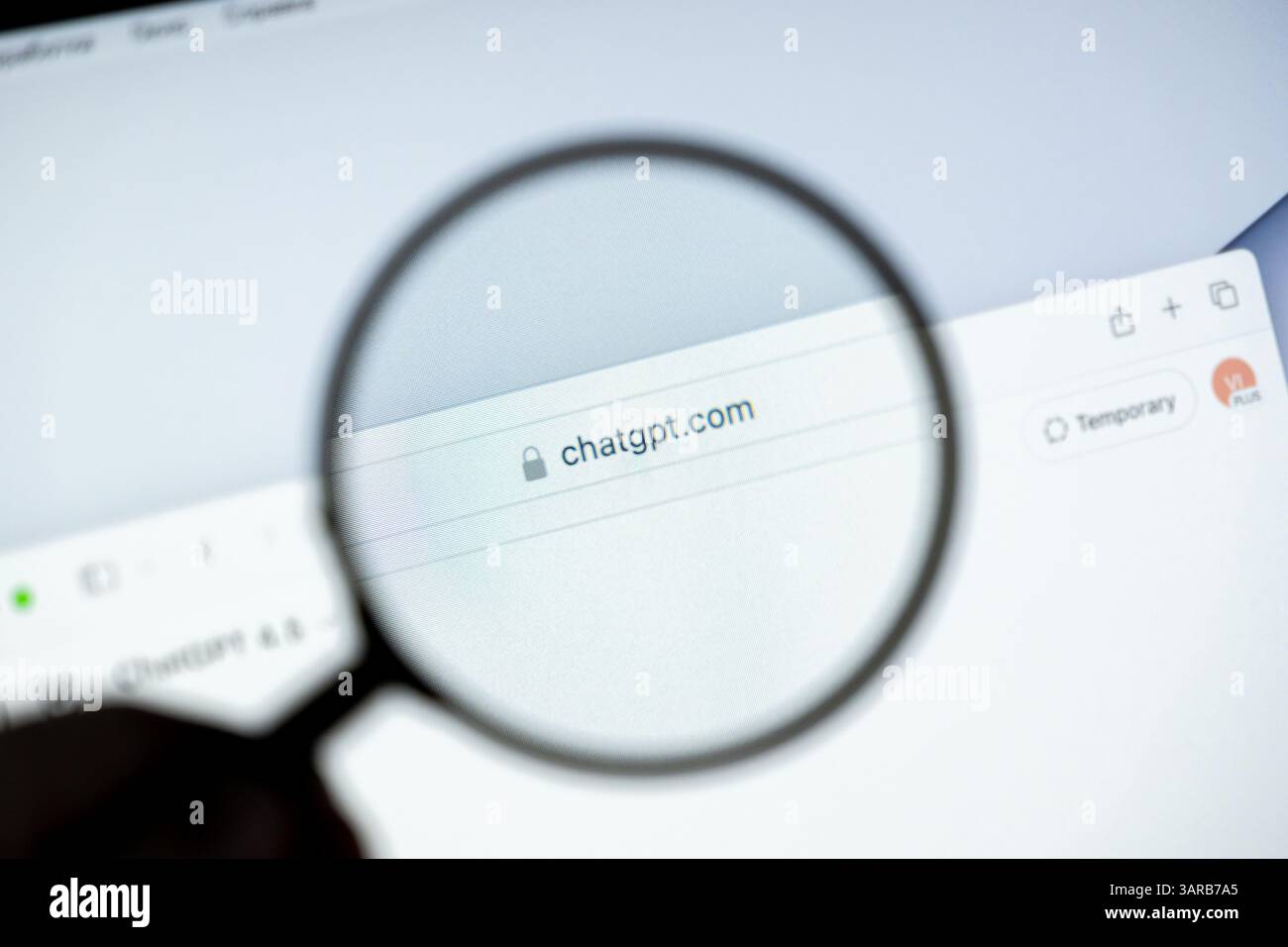 Posen, Polen – 14. April 2025: Browser-Schnittstelle mit sicherer chatgpt.com-Adresse durch Vergrößerungsglas, Symbol für Online-Sicherheit, Marke foc Stockfoto