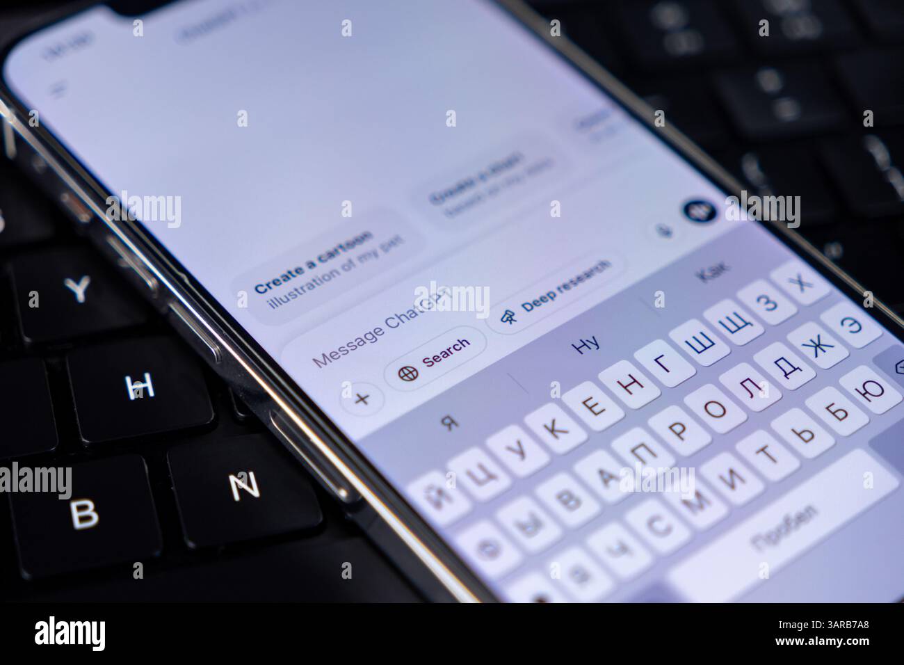 Posen, Polen – 14. April 2025: Nahaufnahme des Smartphones mit geöffneter ChatGPT-App, aktivierter kyrillischer Tastatur und sichtbaren Suchwerkzeugen mit Multilingua Stockfoto