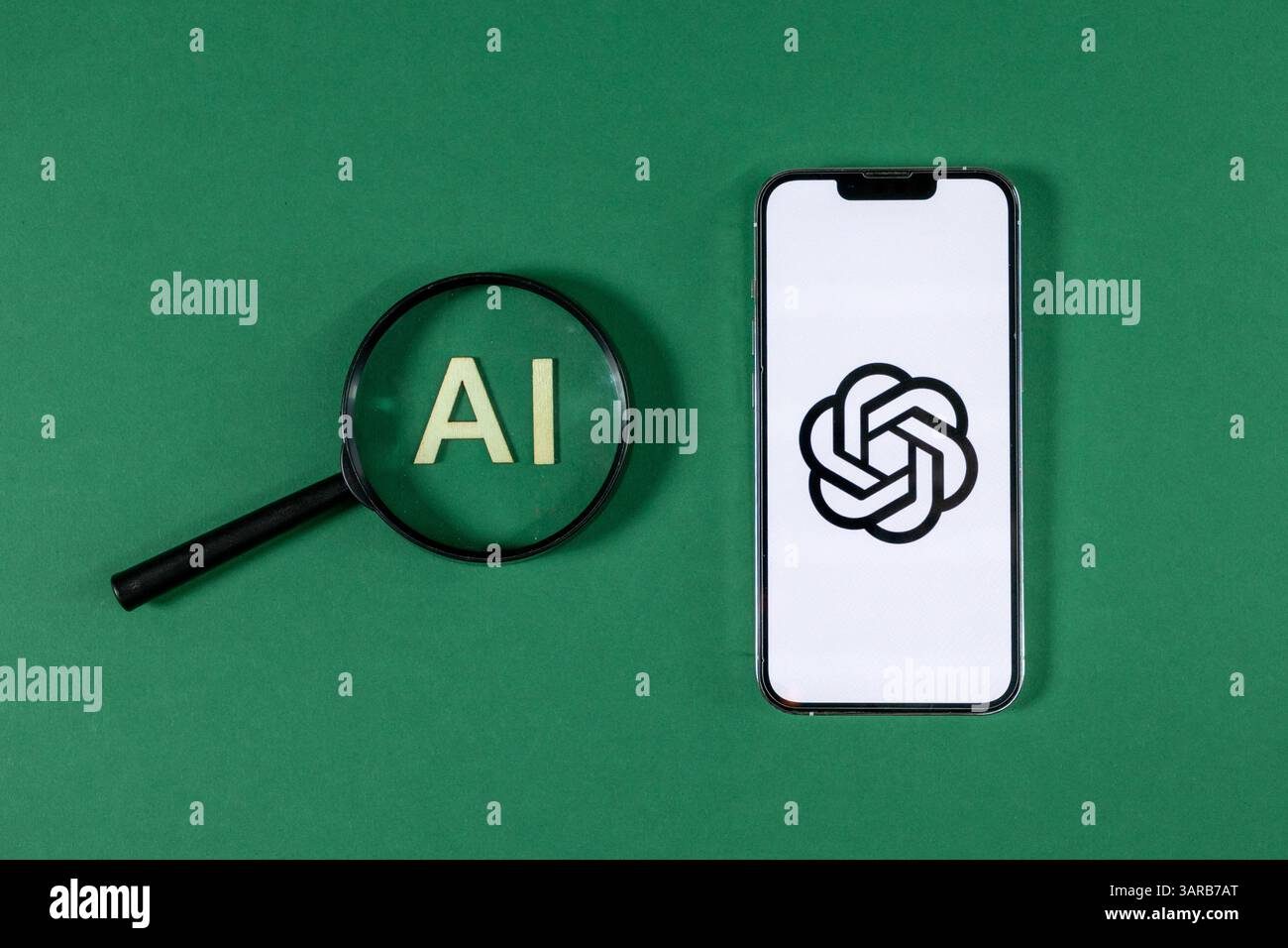 Poznan, Polen – 14. April 2025: Durch Lupe sichtbare, hölzerne KI-Buchstaben neben dem Smartphone mit Chat GPT-Logo, die den Fokus auf Kunstfertigkeit symbolisieren Stockfoto