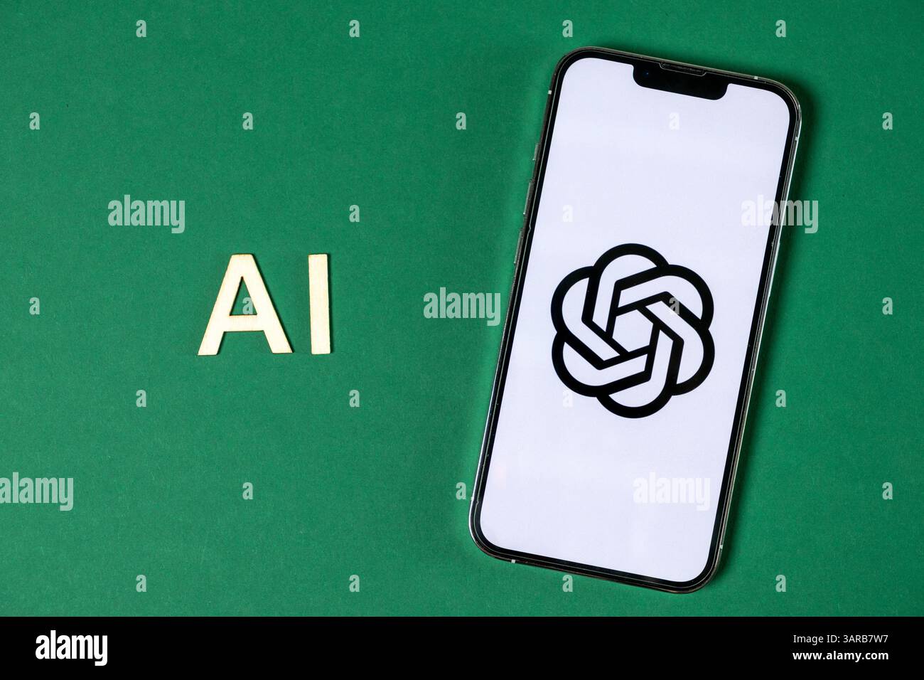 Posen, Polen – 14. April 2025: Flache Lay-Komposition mit Smartphone mit ChatGPT-Logo und hölzernen KI-Buchstaben auf leuchtend grünem Hintergrund, Symbol Stockfoto