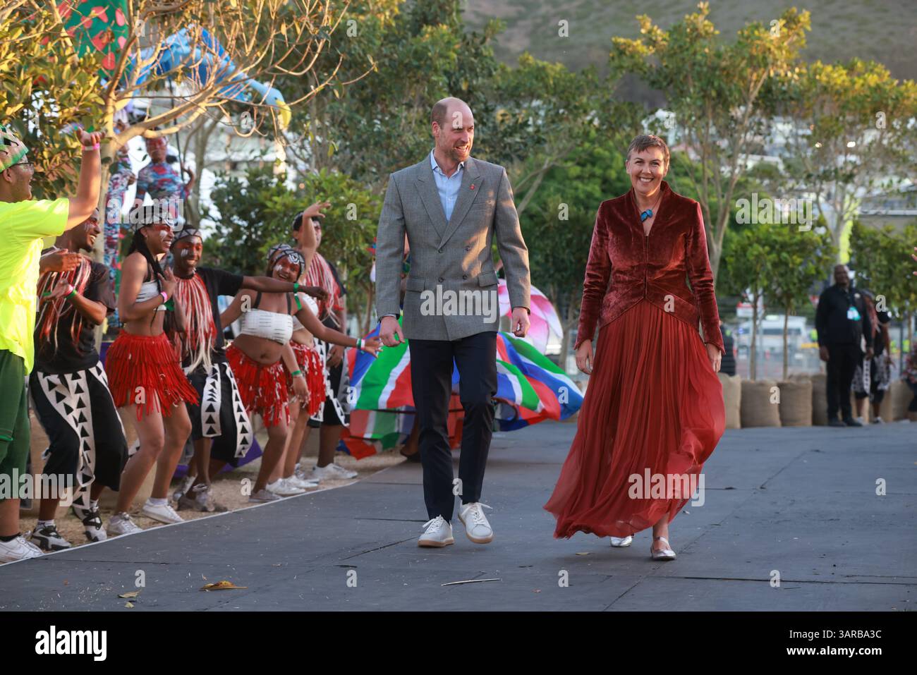 Aktenfoto vom 11/24 des Prince of Wales kommt mit Hannah Jones, Chief Executive of Earthshot Prize, für die Earthshot Prize Awards bei Green Point Shared Fields in Kapstadt, Südafrika. Der Prinz von Wales zollte dem Earthshot Prize Boss Hannah Jones Tribut, der beschlossen hat, den Stab zu übergeben und zurückzutreten. William sagte, Frau Jones, die scheidende Chief Executive Officer, habe in der Umweltinitiative eine „Weltklasse-Organisation“ aufgebaut. Ausgabedatum: Donnerstag, 17. April 2025. Stockfoto