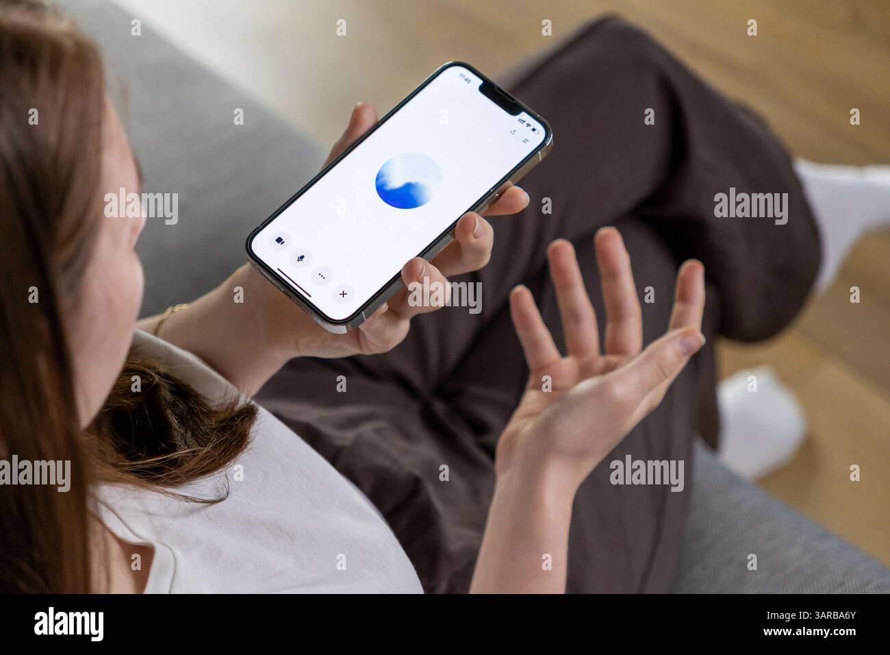 Posen, Polen – 14. April 2025: Eine Frau interagiert mit einem GPT-Sprachassistenten auf ihrem Smartphone und demonstriert den Einsatz künstlicher Intelligenz in d Stockfoto