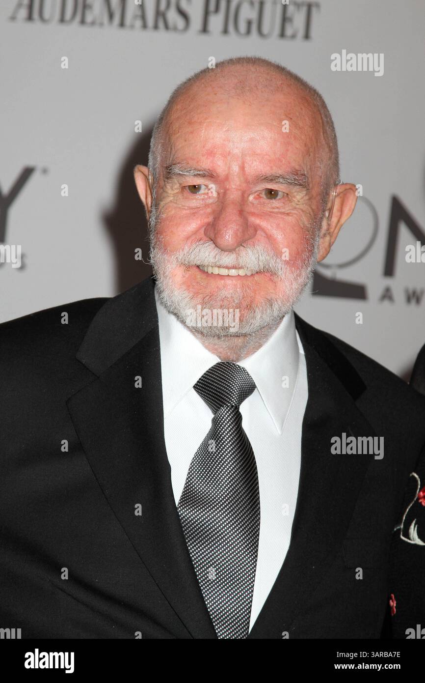 Januar 2000: New York, New York, USA: Die 65. Jährlichen Tony Awards. Ankunft Mit Rotem Teppich. Juni 2011. Das Beacon Theater, NYC. Fotos von , Photos Inc 2011.ATHOL FUGARD. (Kreditbild: © Sonia Moskowitz/Globe Photos/ZUMAPRESS.com) Stockfoto