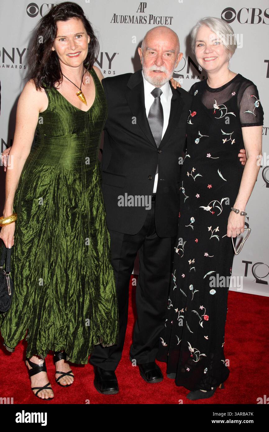 Januar 2000: New York, New York, USA: Die 65. Jährlichen Tony Awards. Ankunft Mit Rotem Teppich. Juni 2011. Das Beacon Theater, NYC. Fotos von , Photos Inc 2011.ATHOL FUGARD. (Kreditbild: © Sonia Moskowitz/Globe Photos/ZUMAPRESS.com) Stockfoto
