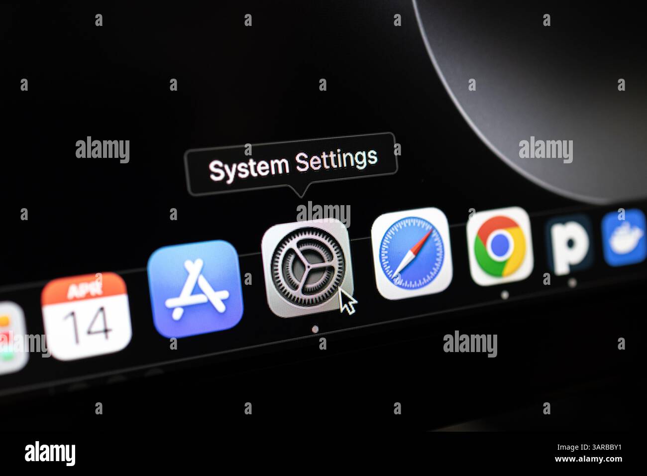 Poznan, Polen – 14. April 2025: Nahaufnahme des Symbols für die Systemeinstellungen auf dem Mac-Bildschirm mit sichtbarem Pfeilzeiger, der die Gerätepräfe darstellt Stockfoto