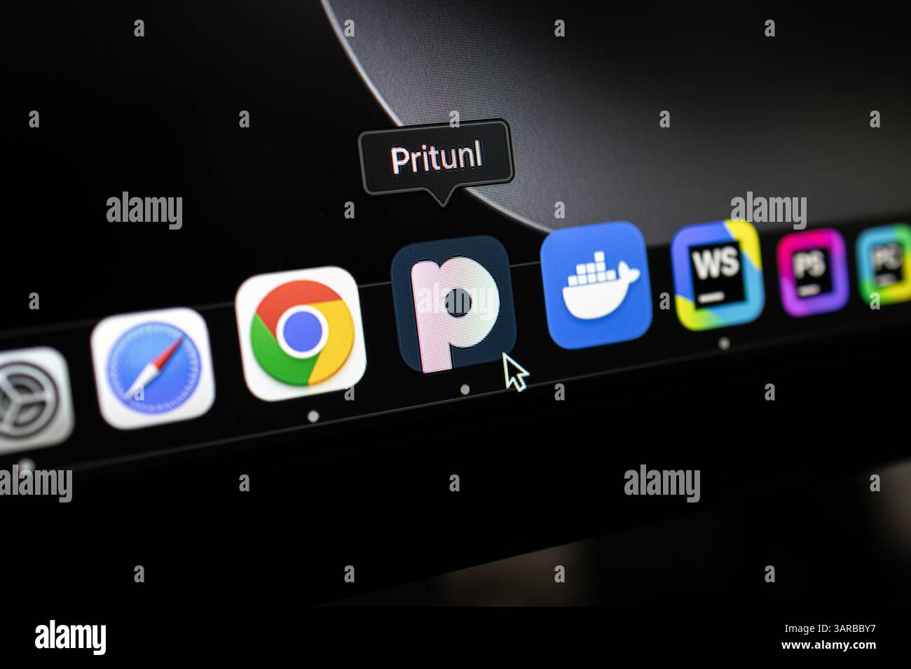 Poznan, Polen – 14. April 2025: Nahaufnahme des macOS Docks mit dem Cursor, der das Pritunl-Symbol hervorhebt und eine sichere VPN-Verbindung, Verschlüsselung und REM darstellt Stockfoto