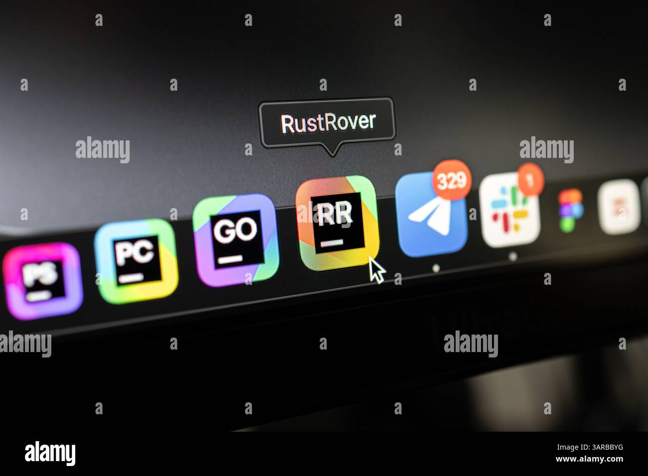 Posen, Polen – 14. April 2025: Symbol der RustRover IDE-Anwendung auf macOS Dock hervorgehoben, das von Entwicklern für die Programmierung und Erstellung von Projekten im verwendet wird Stockfoto