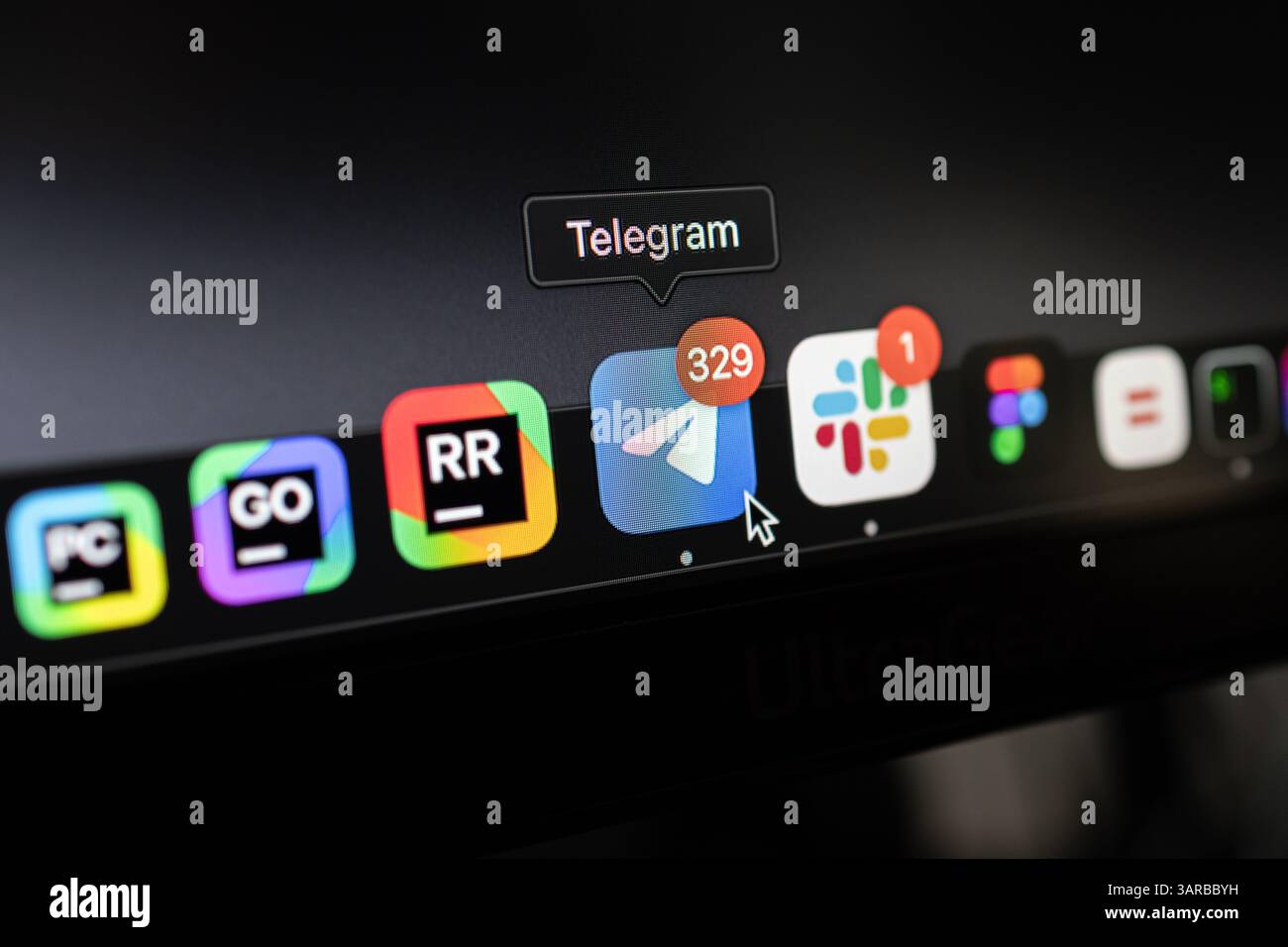 Posen, Polen – 14. April 2025: Nahaufnahme des Telegram-Anwendungssymbols in macOS Dock, das ungelesene Nachrichten als beliebte verschlüsselte Kombi anzeigt Stockfoto