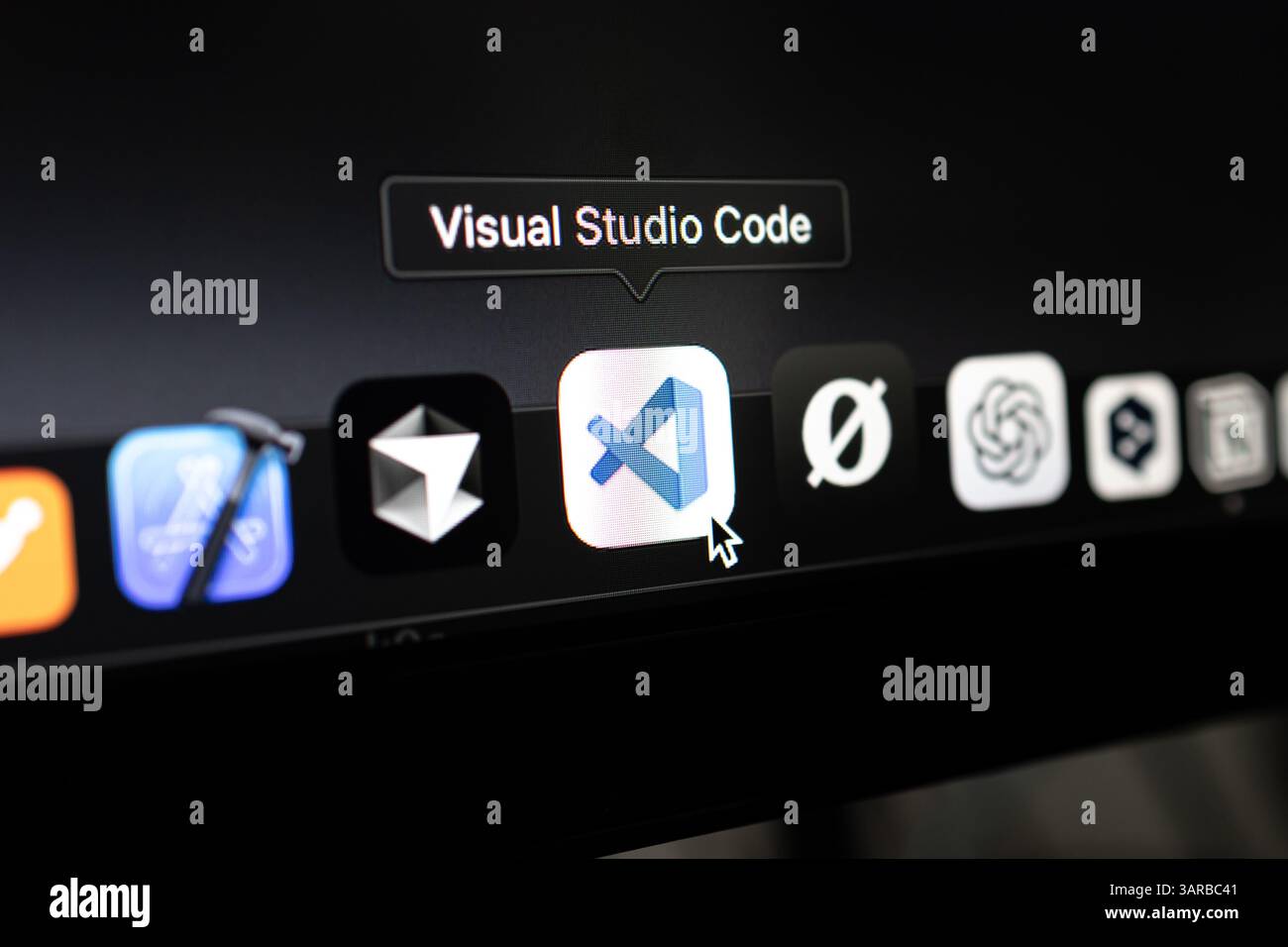 Poznan, Polen – 14. April 2025: Nahaufnahme von Visual Studio Code Icon im macOS-Dock ausgewählt, einem weit verbreiteten plattformübergreifenden Quellcode-Editor für Pro Stockfoto