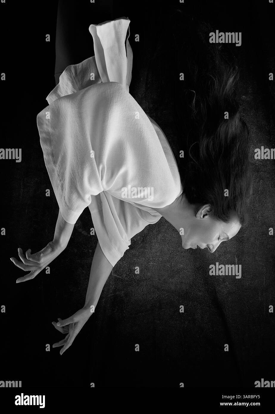 Frau in einer weißen Bluse mit breiten Ärmeln, die sich nach hinten lehnen 3, spanien Stockfoto