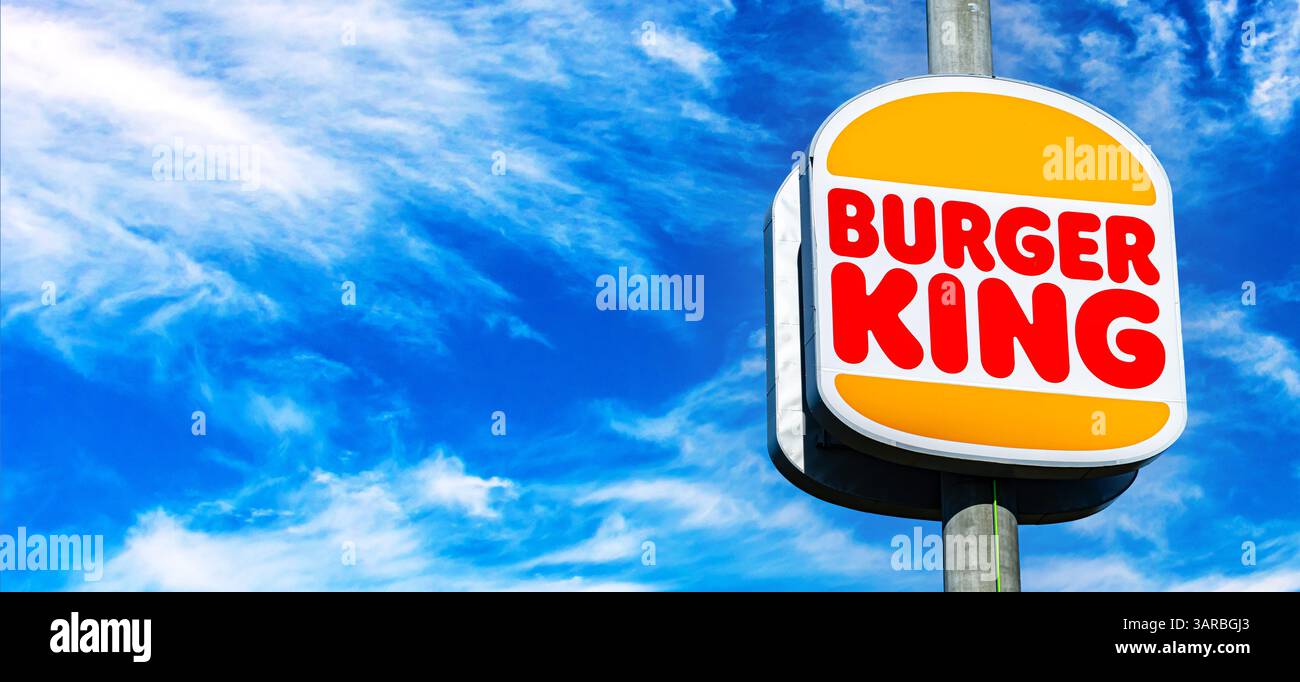 POZNAN, POL - 16. OCT 2024: Burger King Pylon Schild über blauem Himmel Stockfoto