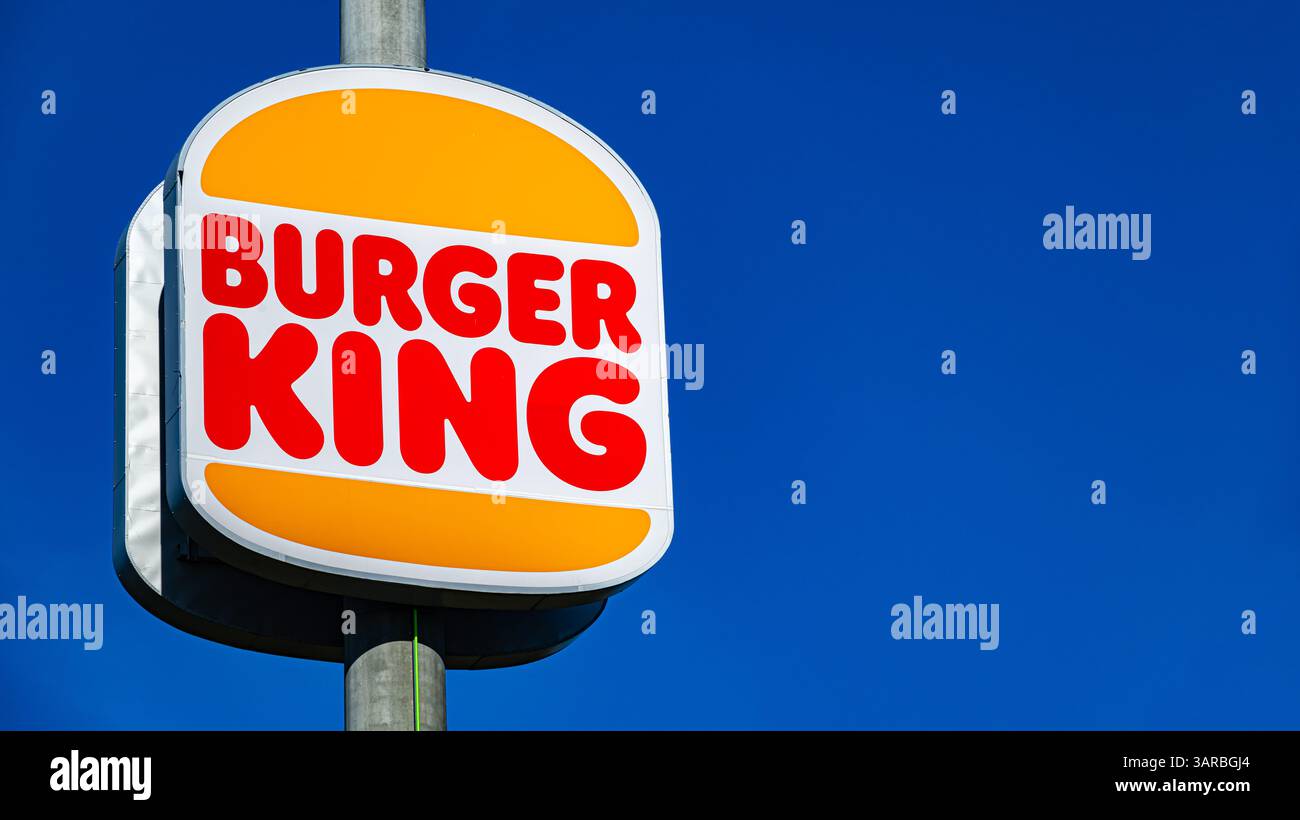 POZNAN, POL - 16. OCT 2024: Burger King Pylon Schild über blauem Himmel Stockfoto