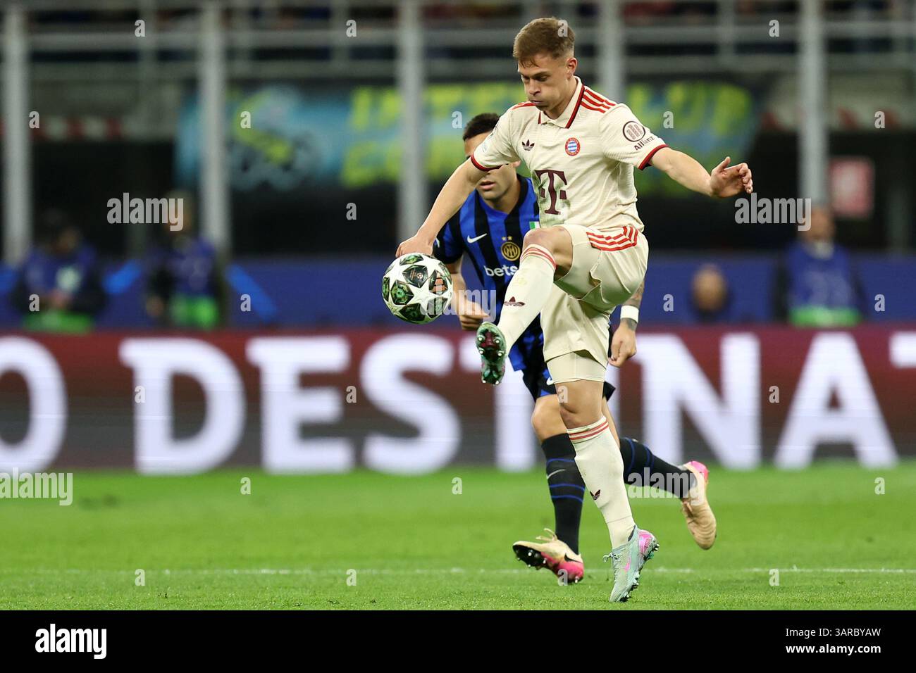 Mailand, Italien. April 2025. Joshua Kimmich vom FC Bayern München im zweiten Legspiel der UEFA Champions League 2024/25 zwischen dem FC Internazionale und dem FC Bayern München im Stadio Giuseppe Meazza (San Siro) am 16. April 2025 in Mailand. Quelle: Marco Canoniero/Alamy Live News Stockfoto