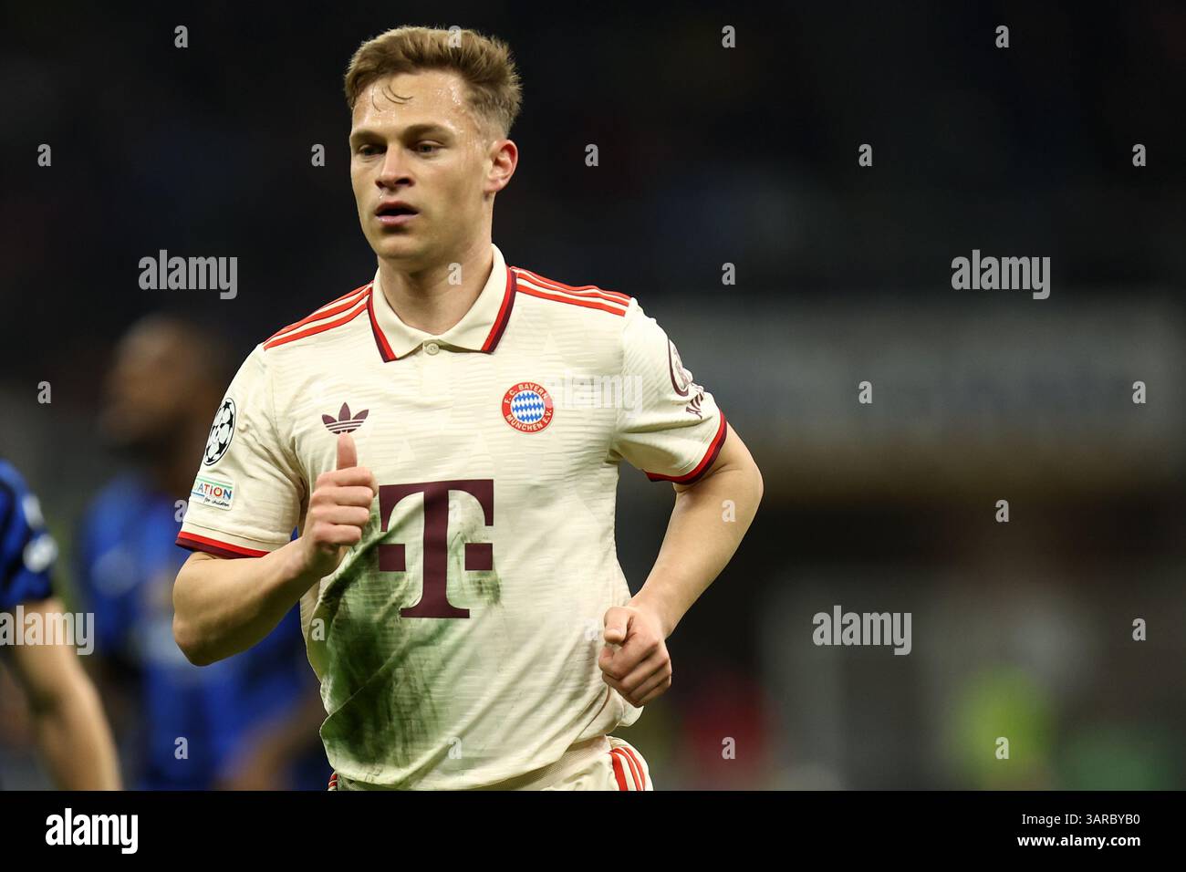 Mailand, Italien. April 2025. Joshua Kimmich vom FC Bayern München sieht sich beim Viertelfinale der UEFA Champions League 2024/25 im zweiten Legspiel zwischen dem FC Internazionale und dem FC Bayern München im Stadio Giuseppe Meazza (San Siro) am 16. April 2025 in Mailand an. Quelle: Marco Canoniero/Alamy Live News Stockfoto