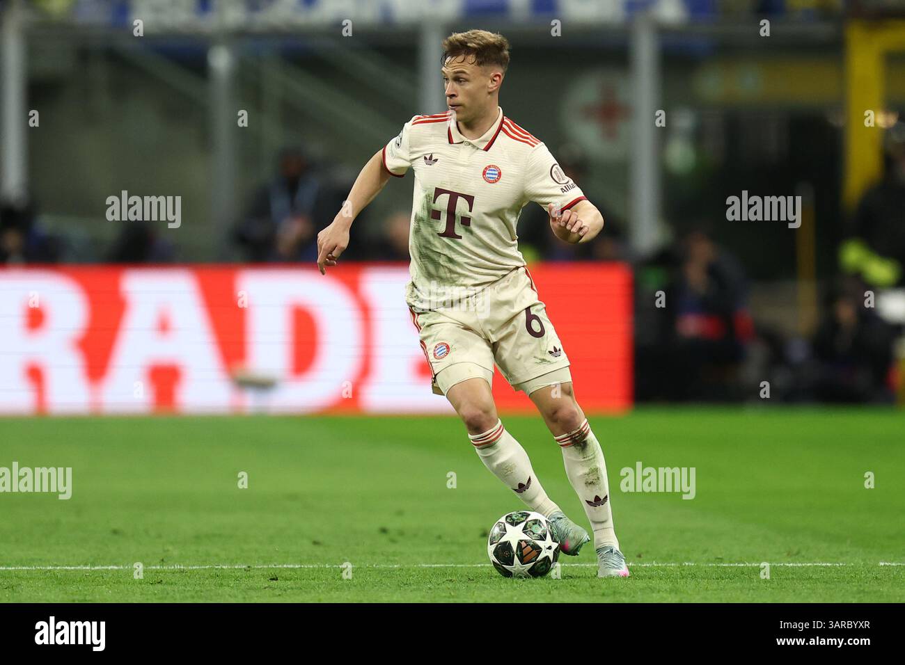 Mailand, Italien. April 2025. Joshua Kimmich vom FC Bayern München im zweiten Legspiel der UEFA Champions League 2024/25 zwischen dem FC Internazionale und dem FC Bayern München im Stadio Giuseppe Meazza (San Siro) am 16. April 2025 in Mailand. Quelle: Marco Canoniero/Alamy Live News Stockfoto