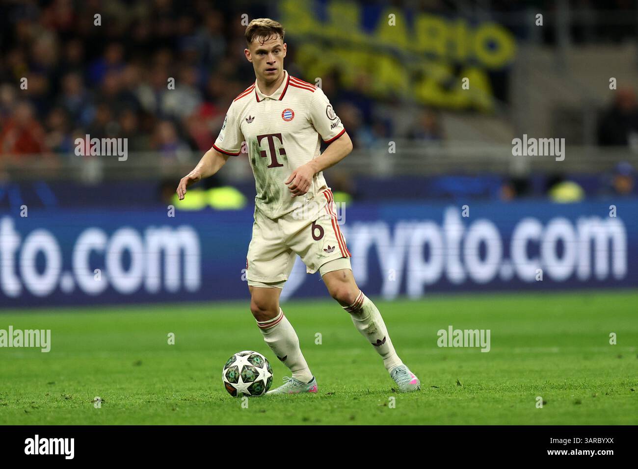 Mailand, Italien. April 2025. Joshua Kimmich vom FC Bayern München im zweiten Legspiel der UEFA Champions League 2024/25 zwischen dem FC Internazionale und dem FC Bayern München im Stadio Giuseppe Meazza (San Siro) am 16. April 2025 in Mailand. Quelle: Marco Canoniero/Alamy Live News Stockfoto