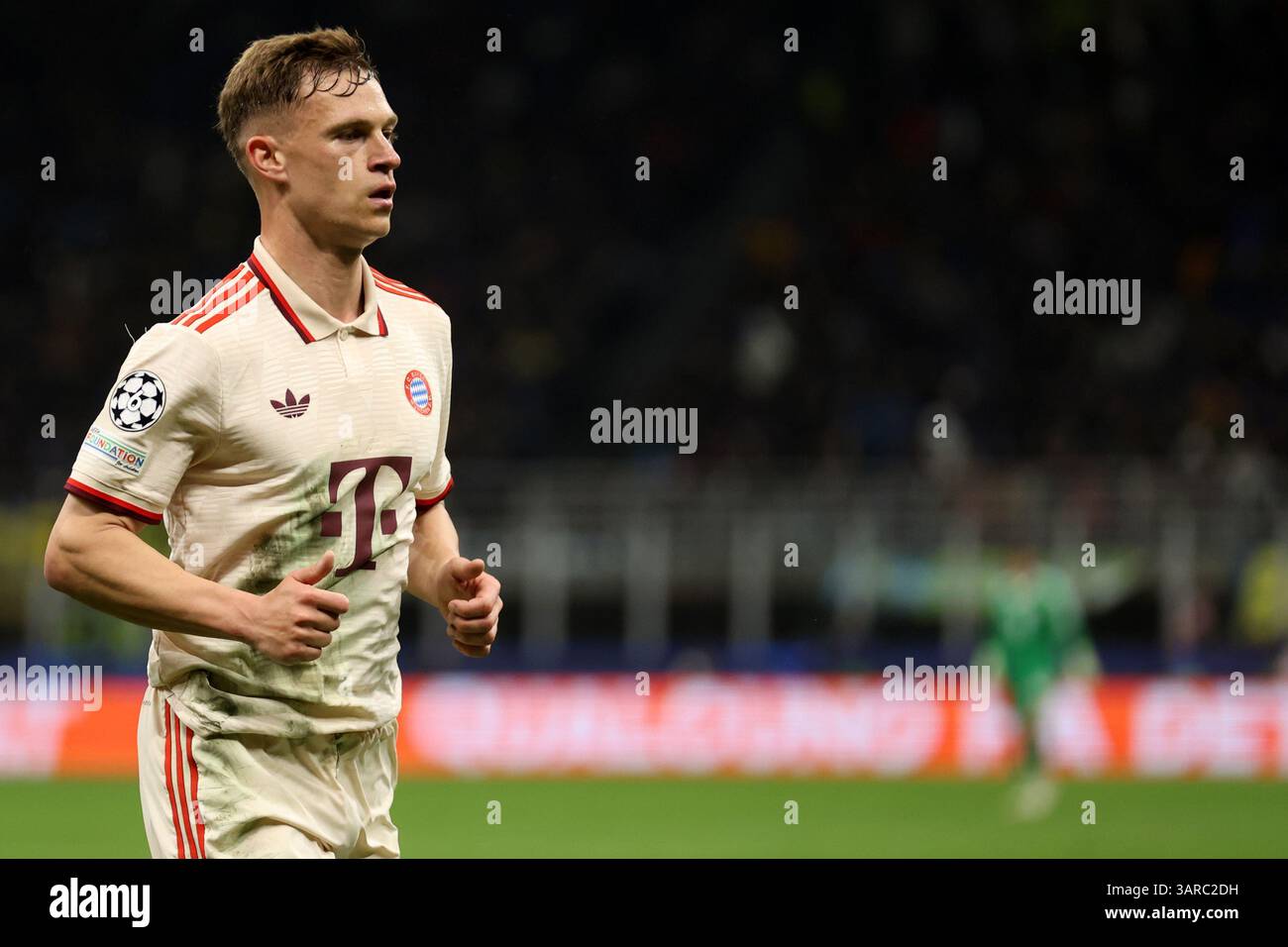 Mailand, Italien. April 2025. Joshua Kimmich vom FC Bayern München sieht sich beim Viertelfinale der UEFA Champions League 2024/25 im zweiten Legspiel zwischen dem FC Internazionale und dem FC Bayern München im Stadio Giuseppe Meazza (San Siro) am 16. April 2025 in Mailand an. Quelle: Marco Canoniero/Alamy Live News Stockfoto
