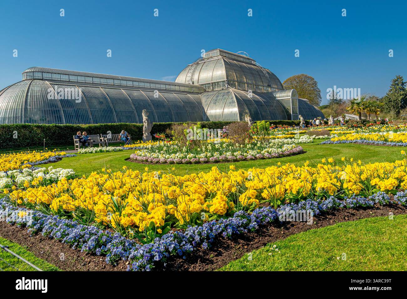 Blumenbeete vor dem Palm House in den Royal Botanic Gardens, Kew, London, Großbritannien Stockfoto