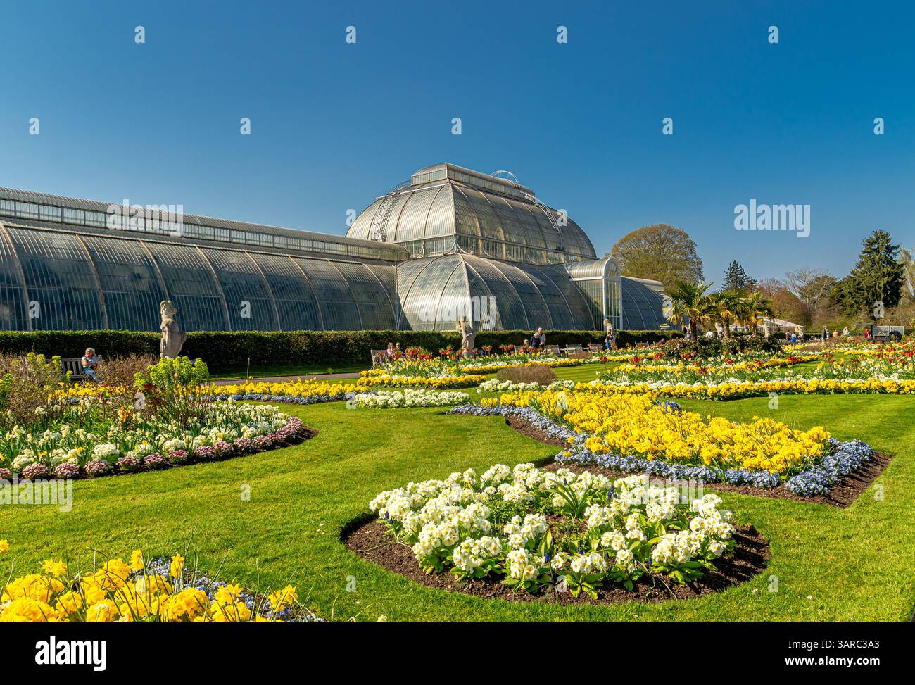Blumenbeete vor dem Palm House in den Royal Botanic Gardens, Kew, London, Großbritannien Stockfoto