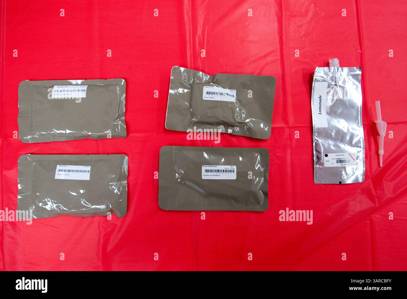 27. Juni 2011 – Houston, Texas, USA – Huhn, Brustkorb, Mais und gebackene Bohnen sind thermostabilisierte Weltraumprodukte. Solche Produkte sind wie Konserven in Lebensmittelgeschäften, aber sie sind in Beuteln verpackt. Lebensmittelwissenschaftler und Mike Massimino drehen ein Video über die STS-135 Spezialmahlzeit in Gebäude. 17 - Space Food Lab. (Bild: © Devin Boldt/NASA/ZUMAPRESS.com) Stockfoto