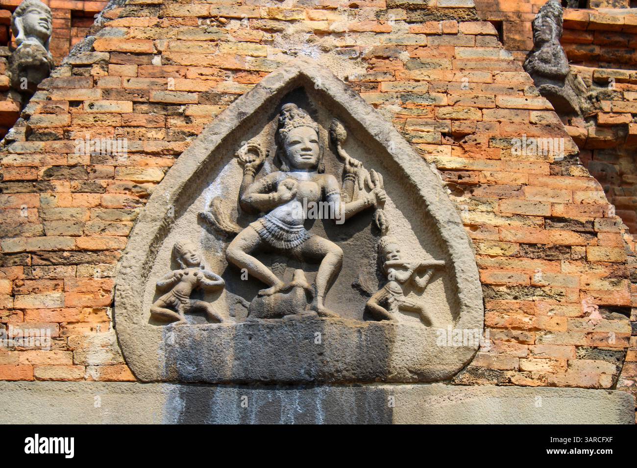 Vietnam, Nha Trang. Ponagar oder Pona gar Tempel (Thap Ba Ponagar), Nordostturm. Das BAS-Relief über der Tür von Durga, einer der größten Hindugöttin Stockfoto
