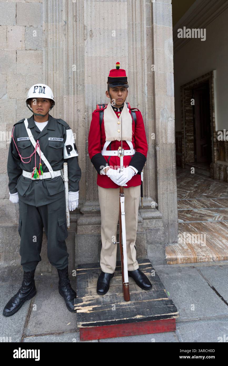 LA PAZ, BOLIVIEN, 3. JANUAR: Militärpolizei und traditioneller Sicherheitsbeamter stehen an der Eingangstür des Regierungspalastes - La Paz City - Boli Stockfoto