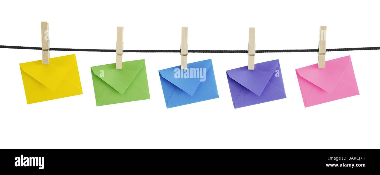 E-Mail-Marketing-Kampagnen, Website-Newsletter und Online-Mailingliste Konzept mit fünf gehängten bunten Briefumschlägen isoliert auf weißem Hintergrund. Stockfoto