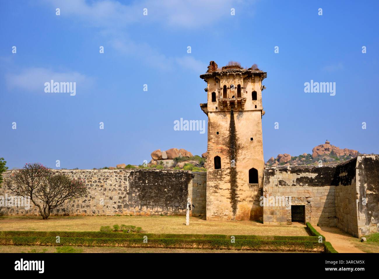 Indien, Bundesstaat Karnataka, Hampi, Hauptstadt des letzten großen hinduistischen Königreichs Vijayanagar, königliche Anlage, Wachturm Stockfoto