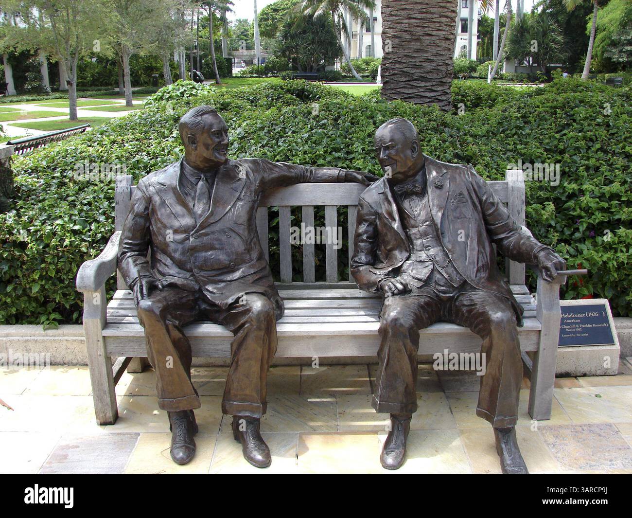 24. August 2011 - Palm Beach, FL, USA - die Skulptur „Alliierte“ von Lawrence Holofcener zeigt Winston Churchill und Franklin Roosevelt im Philip Hulitar Sculpture Garden A the Society of the Four Arts in Palm Beach, Florida. (Bild: © Marjie Lambert/Miami Herald/MCT/ZUMAPRESS.com) Stockfoto