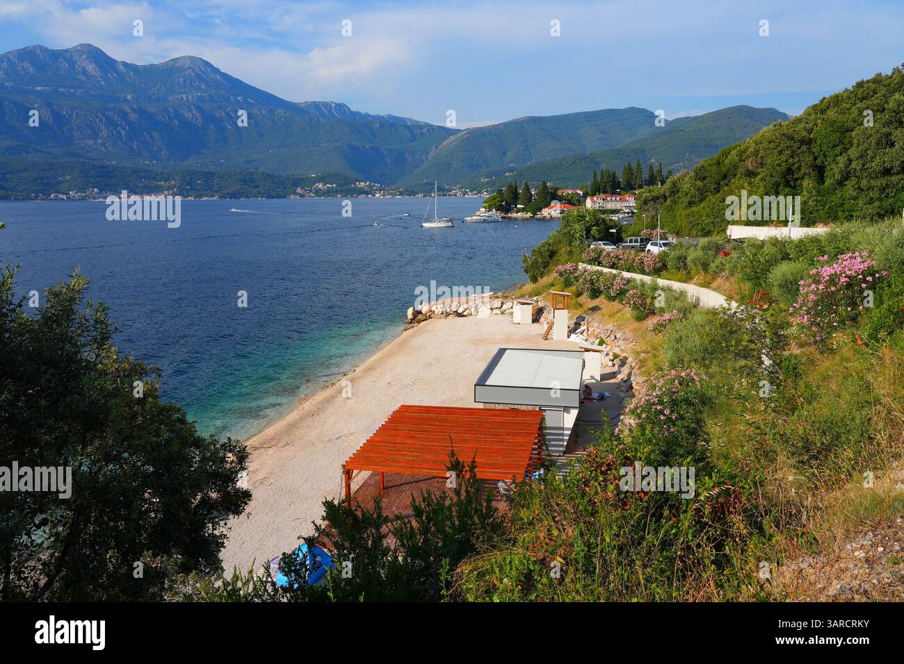 Strand von Rose an der Spitze der Halbinsel Luštica am Ostufer der Mündung der Bucht von Kotor an der Küste der Adria in Montene Stockfoto