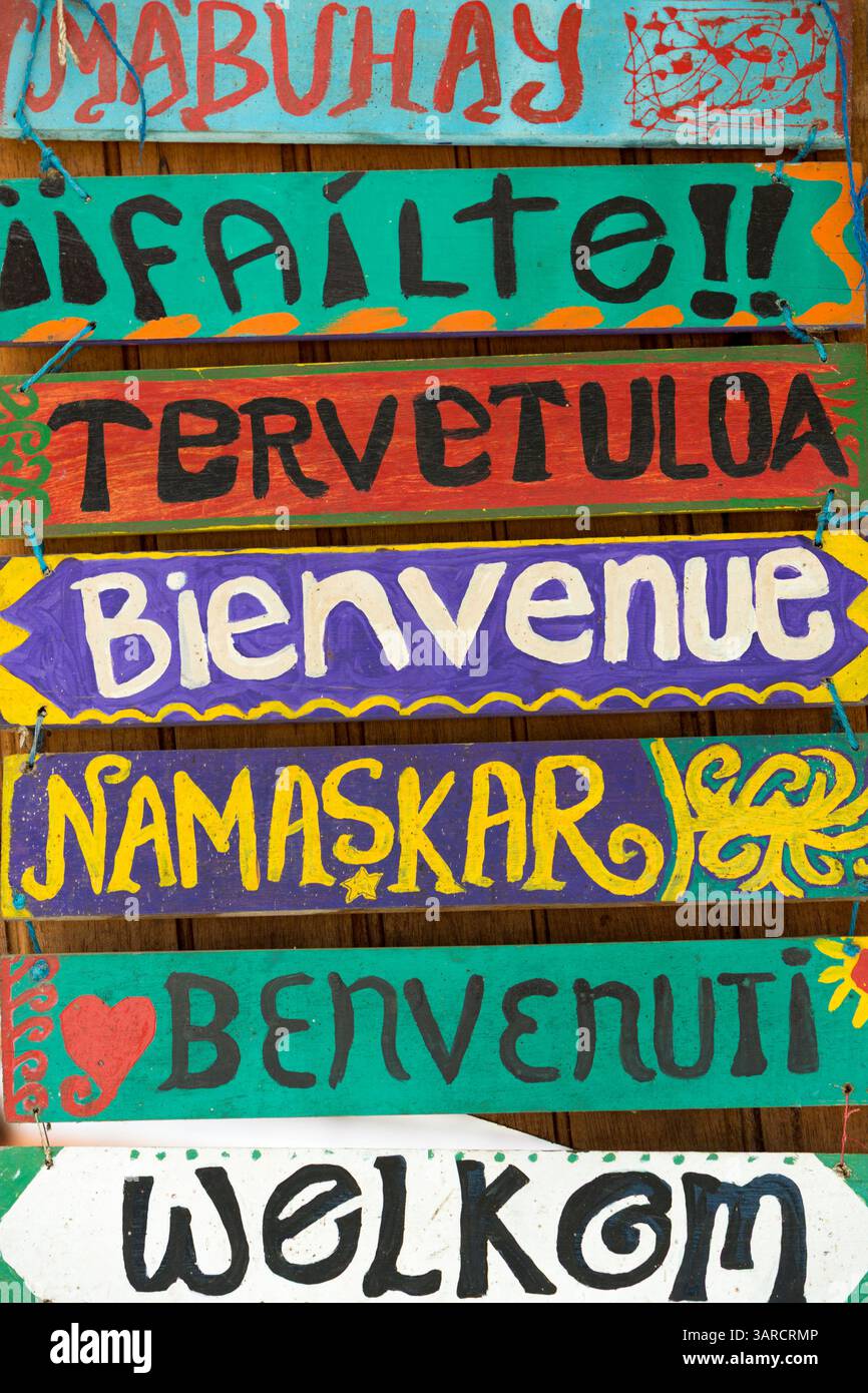 Gruß-/Hallo Holzschilder in verschiedenen Sprachen geschrieben Stockfoto