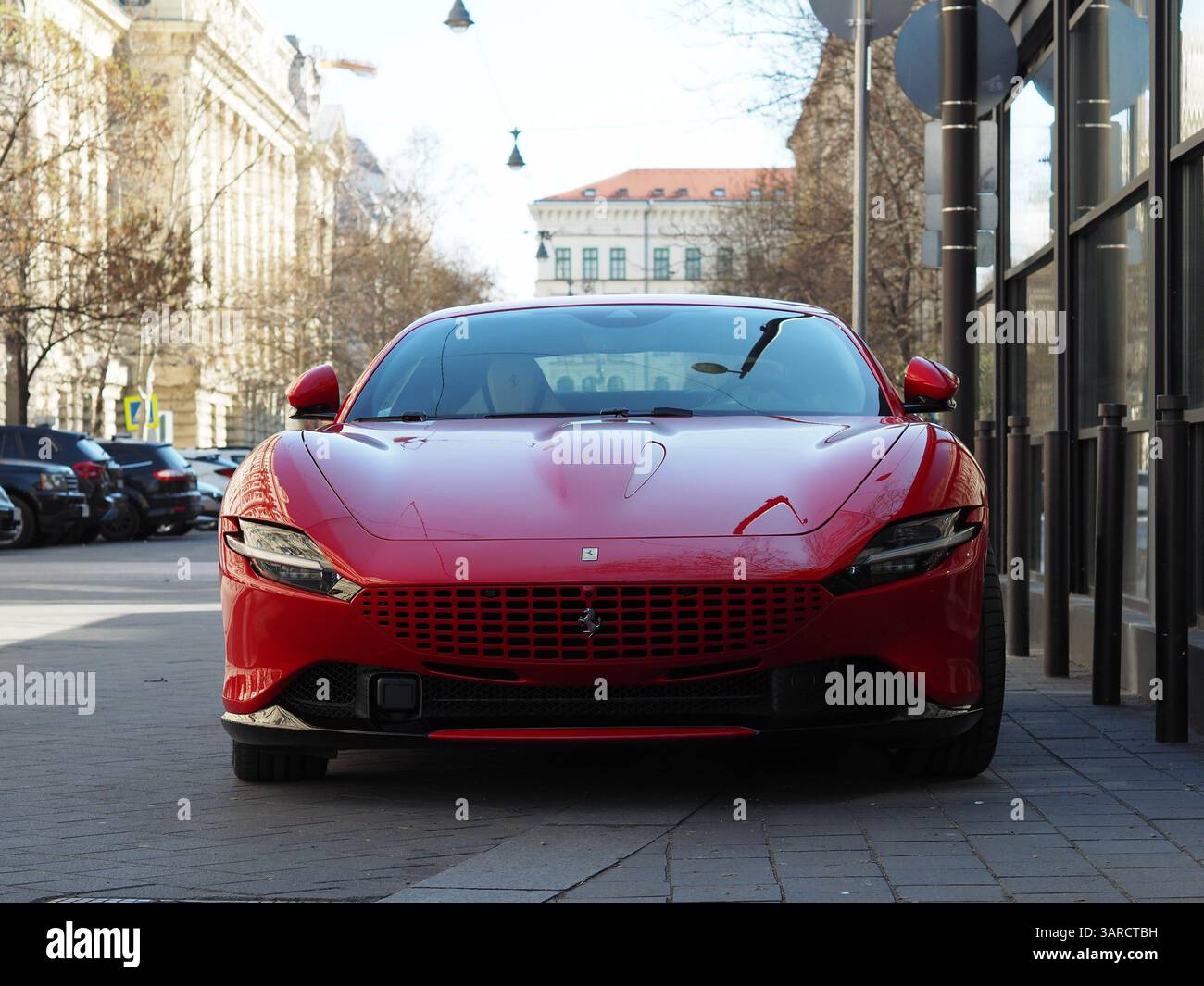 Ferrari Roma Rosso Scuderia im Stadtzentrum von Budapest, Ungarn. Stockfoto