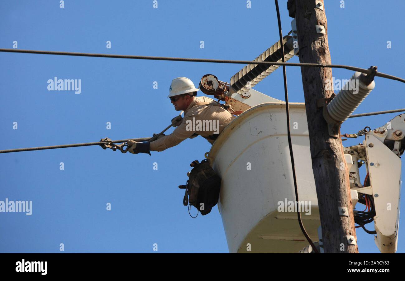 29. August 2011 - Stony Brook, New York, USA - Long Island Power Authority Lineman Basilio Nieves arbeitet am Wiederanbau einer Übertragungsleitung an einem neu installierten Isolator in Stony Brook, New York, Montag, 30. August 2011. Mehrere Isolatoren scheiterten aufgrund des tropischen Sturms Irene. (Bild: © John Paraskevas/Newsday/MCT/ZUMAPRESS.com) Stockfoto