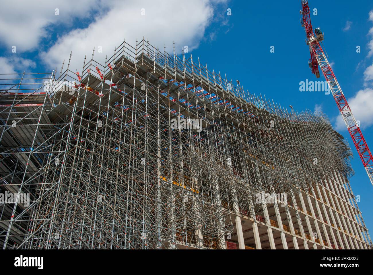 Mailand Italien 7. April 2025: Gerüste für den Bau eines neuen wellenförmigen Gebäudes in CityLife, Mailand Stockfoto