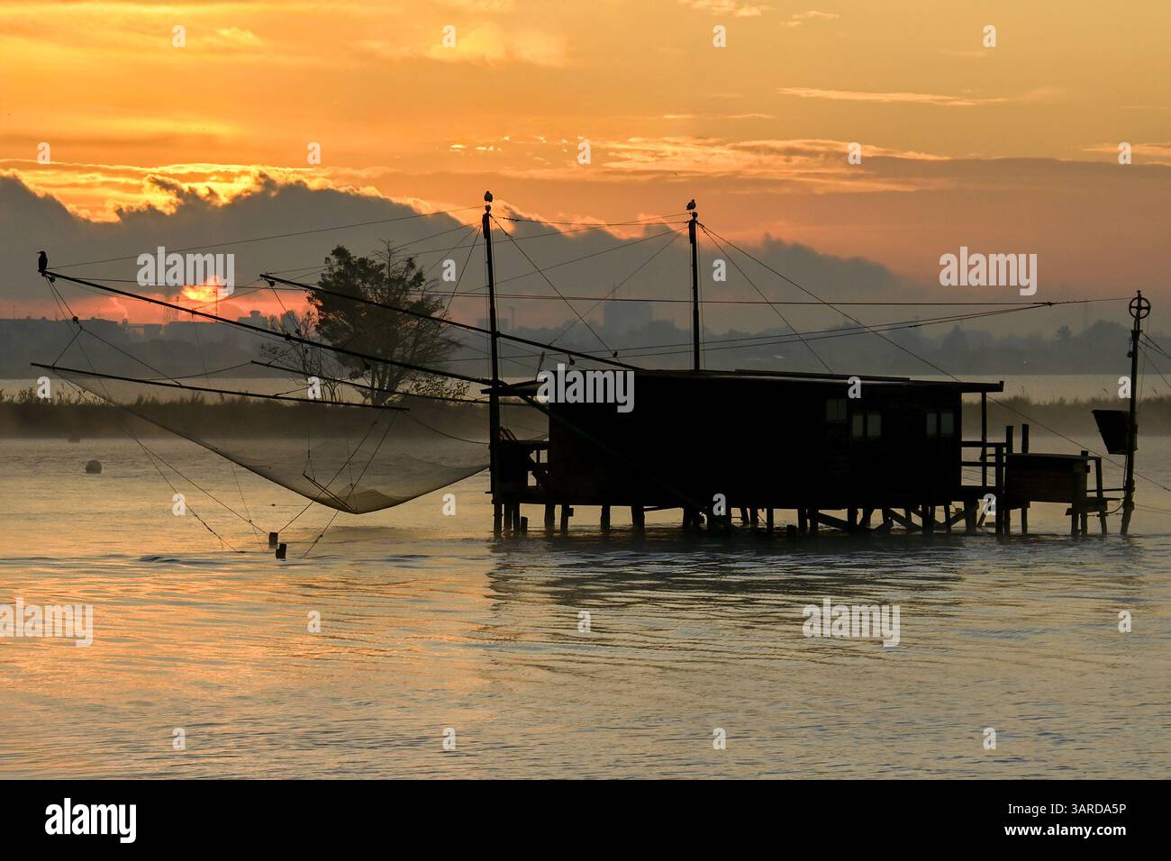 Traditionelle Angelhütte bei Sonnenuntergang Stockfoto