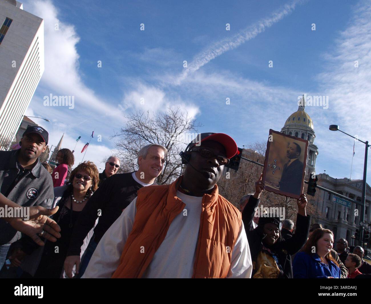 18. Januar 2010 – Denver, Colorado, USA – Zehntausende marschierten zum MLK Day in Denver. Die Veranstaltung wird als „Marade“ bezeichnet, weil sie eine marsch und eine Parade kombiniert. Es ist eine der größten Veranstaltungen in der Grafschaft zu Ehren von Pfarrer Martin Luther King Jr. (Foto: © Michael Rieger/ZUMA Press) Stockfoto