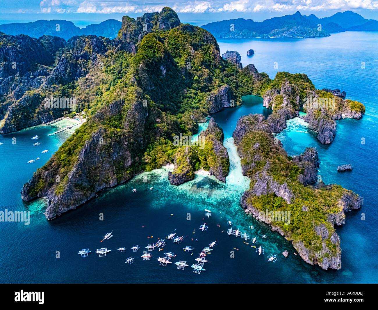 Große Lagune und kleine Lagune auf Miniloc Island in der Nähe von El Nido, Palawan, Philippinen. Stockfoto
