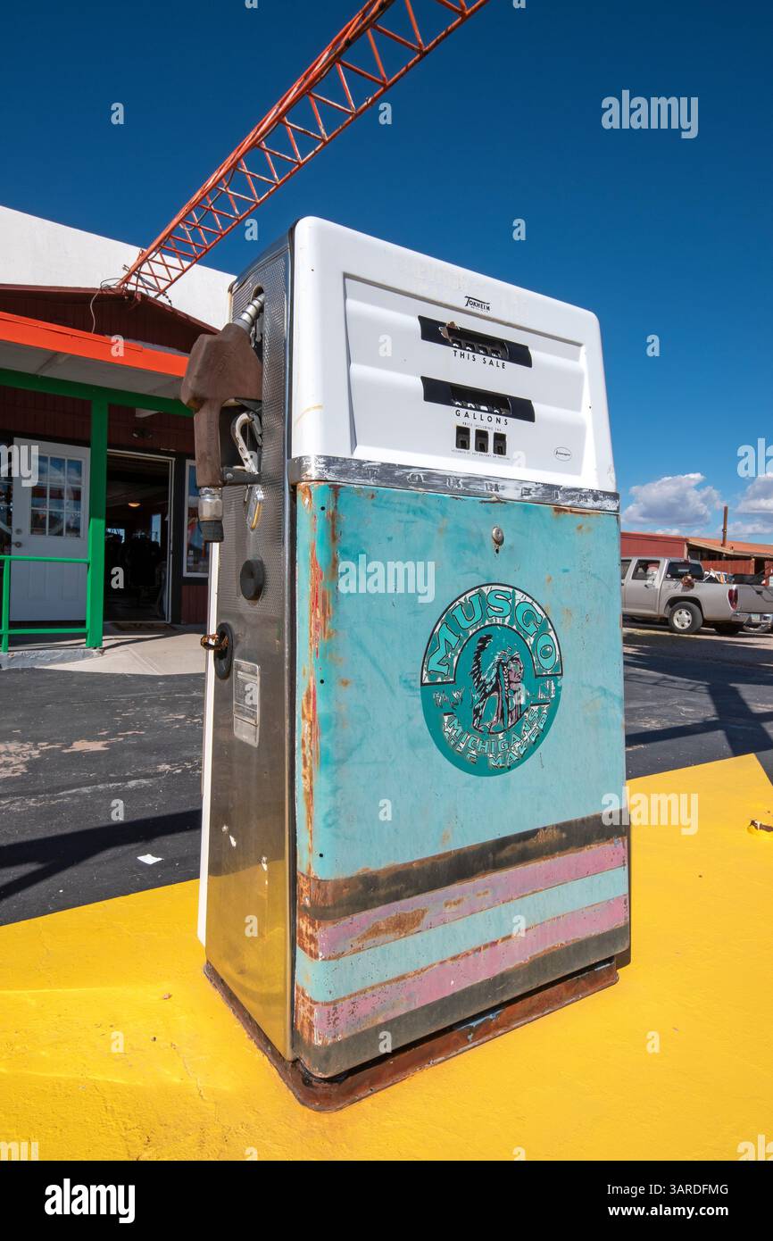 Alte Gaspumpe in Antares Point, ehemalige Tankstelle und Lagerstätte an der Route 66, Antares, Mohave County, Arizona, USA Stockfoto