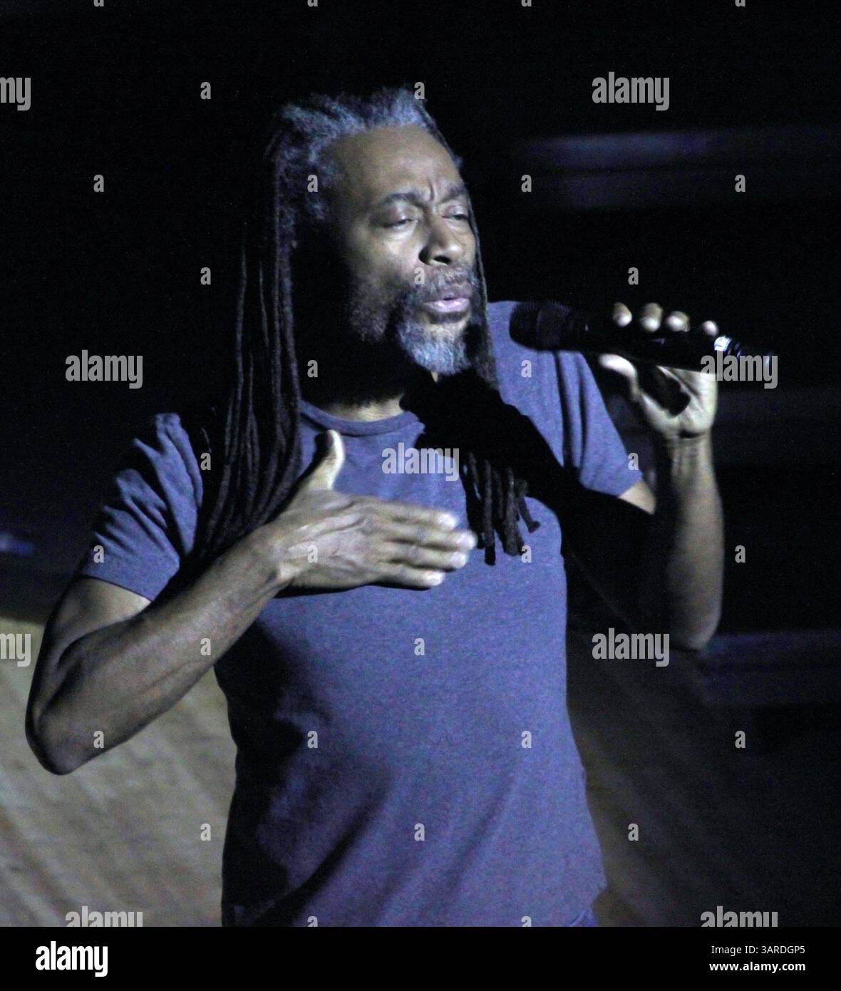 25. Januar 2010 – Moskau, Russland – US-amerikanischer Sänger und Dirigent BOBBY MCFERRIN in Moskau. Bobby McFerrin, der Autor des Allzeithits „Don't Worry, Be Happy“, kam nach Moskau, um mit einer Gruppe weltberühmter Musiker eine einzigartige Improvisationsoper zu inszenieren. (Kreditbild: © Dmitry Koro/PhotoXpress/ZUMA Press) Stockfoto